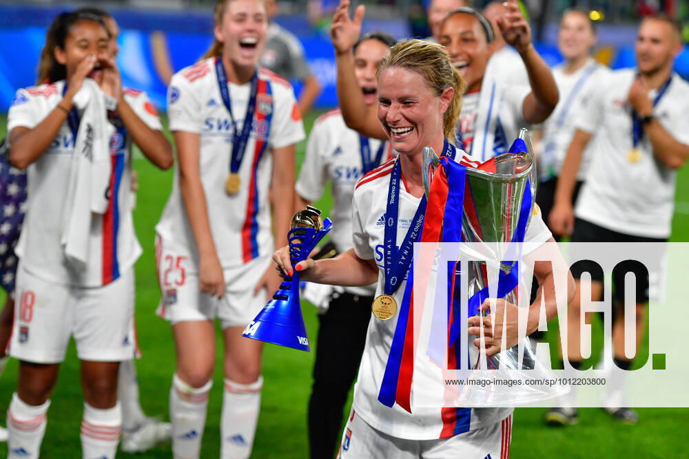 FC Barcelona, Barca v Olympique Lyon, UEFA Women?s Champions League final, football, Turin, Italy Turin, Italy. 21st, May 2022. Amandine Henry (6) of Olympique Lyon won the Player of the Match trophy and is celebrating after the UEFA Women?s Champions League final between Barcelona and Olympique Lyon at Juventus Stadium in Turin. Turin Italy