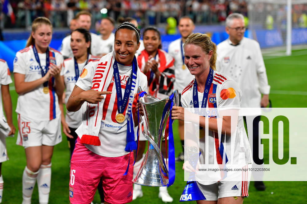 FC Barcelona, Barca v Olympique Lyon, UEFA Women?s Champions League final, football, Turin, Italy Turin, Italy. 21st, May 2022. Amandine Henry (6) of Olympique Lyon won the Player of the Match trophy and is celebrating with reserve goalkeeper Sarah Bouhaddi (16) after the UEFA Women?s Champions League final between Barcelona and Olympique Lyon at Juventus Stadium in Turin. Turin Italy