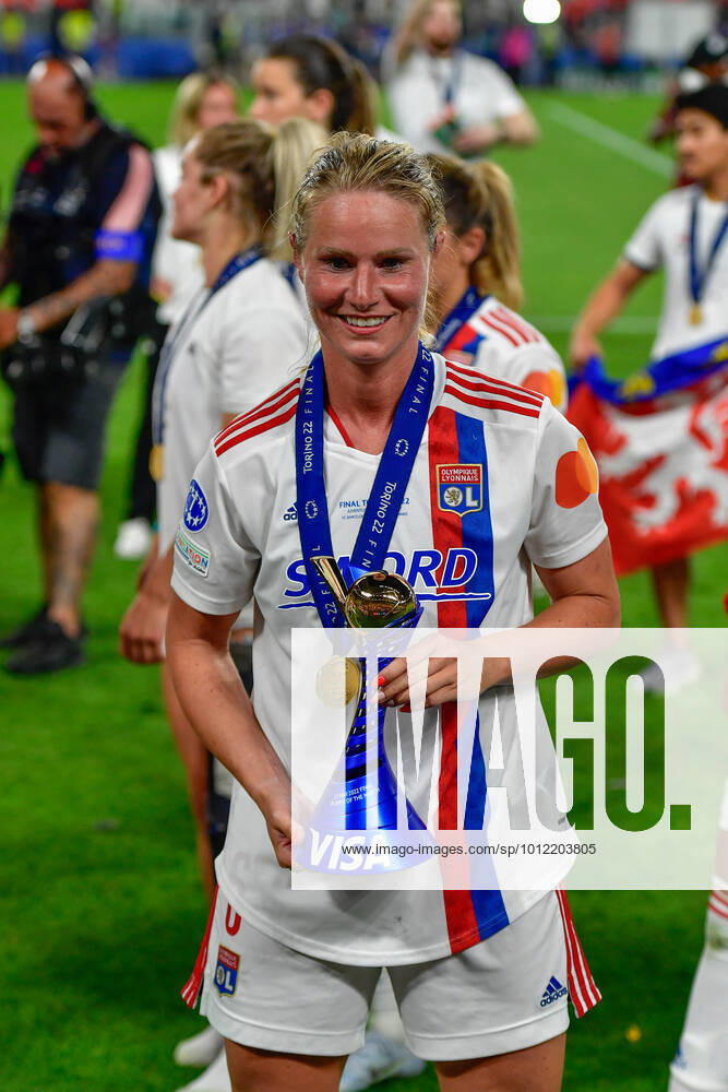 FC Barcelona, Barca v Olympique Lyon, UEFA Women?s Champions League final, football, Turin, Italy Turin, Italy. 21st, May 2022. Amandine Henry (6) of Olympique Lyon won the Player of the Match trophy and is celebrating after the UEFA Women?s Champions League final between Barcelona and Olympique Lyon at Juventus Stadium in Turin. Turin Italy