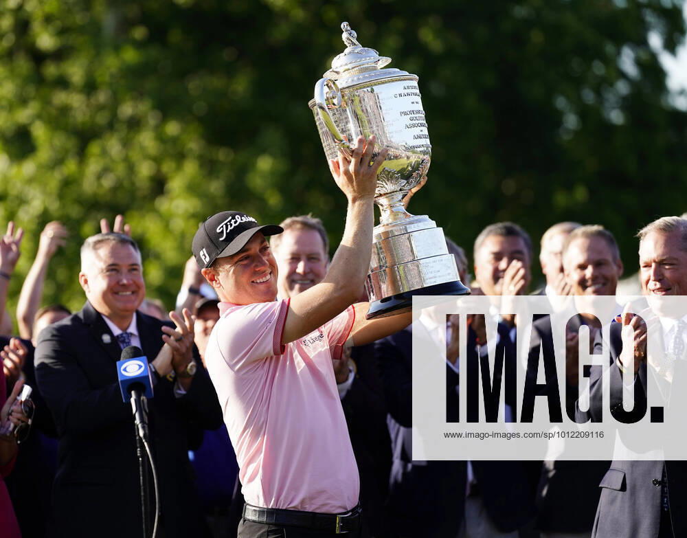 KW20 Justin Thomas holds the championship trophy after the final round of the PGA, Golf Herren Championship at Southern Hills Country Club in Tulsa, Oklahoma on Sunday, May 22, 2022. Thomas won the 2022 PGA Championship after a 3 hole playoff with Will Zalatoris. OKP20220522952 KYLExRIVAS