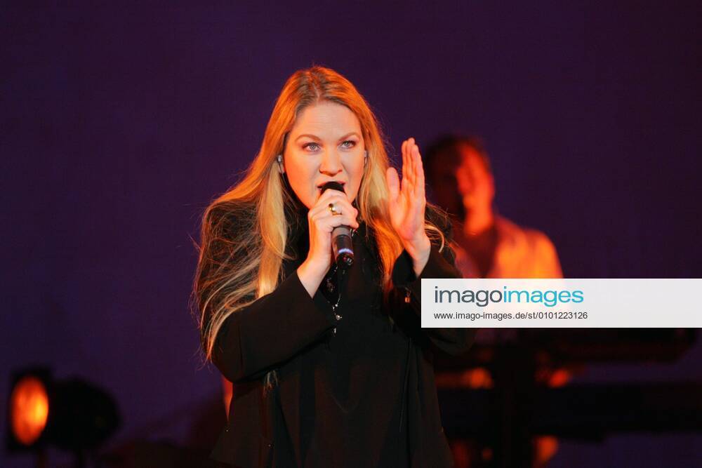 18 Concert Juliane Werding is on Sehnsucher Tour 2006 in the Kulturpalast Dresden, singer, singer, concert photo, Dresden Saxony Germany