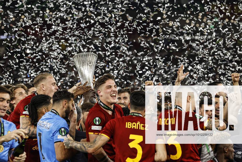 TIRANA AS Roma goalkeeper Rui Patricio, Rick Karsdorp of AS Roma, Roger Ibanez of AS Roma, Bryan Cristante of AS Roma, Matias Vina of AS Roma, Chris Smalling of AS Roma, Lorenzo Pellegrini of AS Roma, Tammy Abraham of AS Roma, Carles Perez or AS Roma, Riccardo Calafiori or AS Roma, Eldor Shomurodov or AS Roma, Ainsley Maitland Niles or AS Roma, Jordan Veretout or AS Roma, Nicolo Zaniolo or AS Roma, Gianluca Mancini or AS Roma, Marash Kumbulla or AS Roma, Sergio Oliveira or AS Roma, Leonardo Spinazzola or AS Roma, Amadou Diawara or AS Roma, Edoardo Bove or AS Roma, Ebrima Darboe or AS Roma, Filippo Missori or AS Roma, Nicola Zalewski or AS Roma, Maissa Codou Ndiaye or AS Roma, Cristian Volpato or AS Roma, AS Roma goalkeeper Pietro Boer, Felix Ohene Afena Gyan of AS Roma, Filippo Tripi of AS Roma, AS Roma goalkeeper Davide Mastrantonio, Joel Voelkerling Persson of AS Roma, Giacomo Faticanti of AS Roma, Antonio Satriano of AS Roma , Henrikh Mkhitaryan of AS Roma, AS Roma goalkeeper Anto nio Mirante, AS Roma goalkeeper Daniel Fuzato, Stephan El Shaarawy of AS Roma, AS Roma coach Jose Mourinho with the Conference League cup, Conference League cup, Conference League trophy during the UEFA Conference League final match between AS Roma and Feyenoord at Arena Kombetare on May 25, 2022 in Tirana, Albania ANP MAURICE VAN STEEN UEFA Europa Conference League FINAL 2021 2022 ANPxSportx IVx 449302717 originalFilename: 449302717