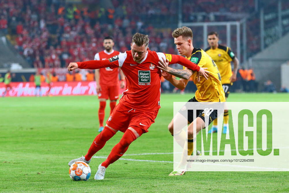 football relegation 2 Bundesliga, SG Dynamo Dresden 1 FC Kaiserslautern, v l Marlon Ritter Kaiserslautern, 7 , Julius Kade Dresden, 30 duel, duel, fight, tackle Dresden