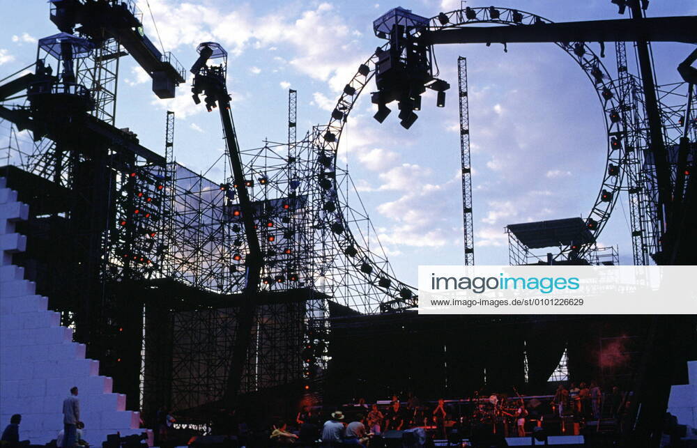1 Roger Waters THE Wall at Potsdamer Platz Construction of the stage, stage set up, stage work, production, production, stagehands, hands, stage, water s, ex Pink Floyd, use fee VAT Show on 21 07 1990, backstage Photos at rehearsals at Potsdamer Platz Berlin Germany, Germany