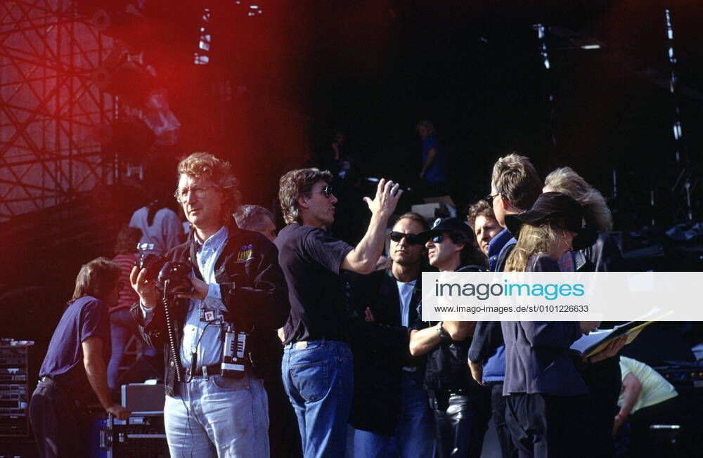 1 Roger Waters THE Wall at Potsdamer Platz Roger Water s with a video camera the Scorpions at rehearsals on stage, stage construction, stage work, production, production, stage workers, stagehands, hands, stage, composer, composer, singer, band, music, musi