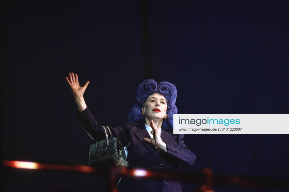 1 Roger Waters THE Wall am Potsdamer Platz Marianne Faithfull as mother on stage, stage, Water s, singer, voc, theatre, film, singer, music, music, culture, culture, concertante performance, show, theatre, ex Pink Floyd, use fee VAT, show on 21 07 1990, photos of the day before and the show at Potsdamer Platz Berlin Germany, Germany