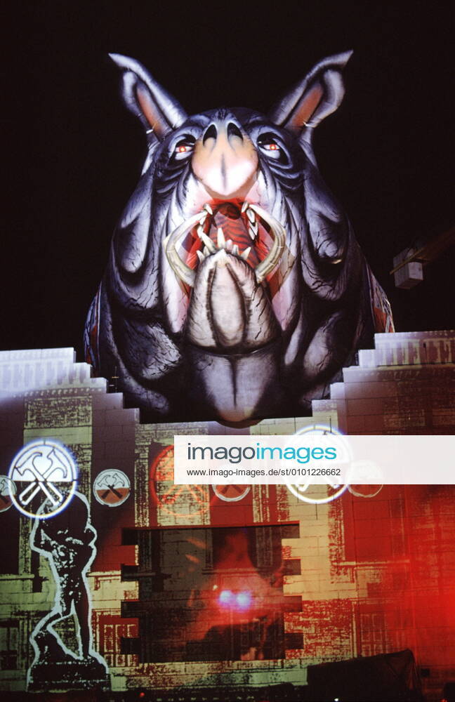 1 Roger Waters THE Wall am Potsdamer Platz the pig behind the wall, stage, stage, Water s, theatre, film, Pig, Piggy, music, music, culture, culture, concertante performance, show, theatre, ex Pink Floyd, use fee VAT, show on 21 07 1990, photos of the day before and the show at Potsdamer Platz Berlin Germany, Germany