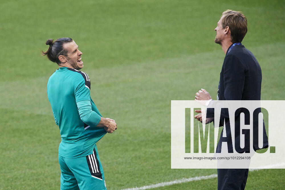 Liverpool FC Training Session And press conference, PK, Pressekonferenz - UEFA Champions League Final 2021 22 Gareth Bale of Real Madrid greets Peter Crouch at Stade de France on May 27, 2022 in Paris, France. Liverpool will face Real Madrid in the UEFA Champions League final on May 28, 2022. Paris France