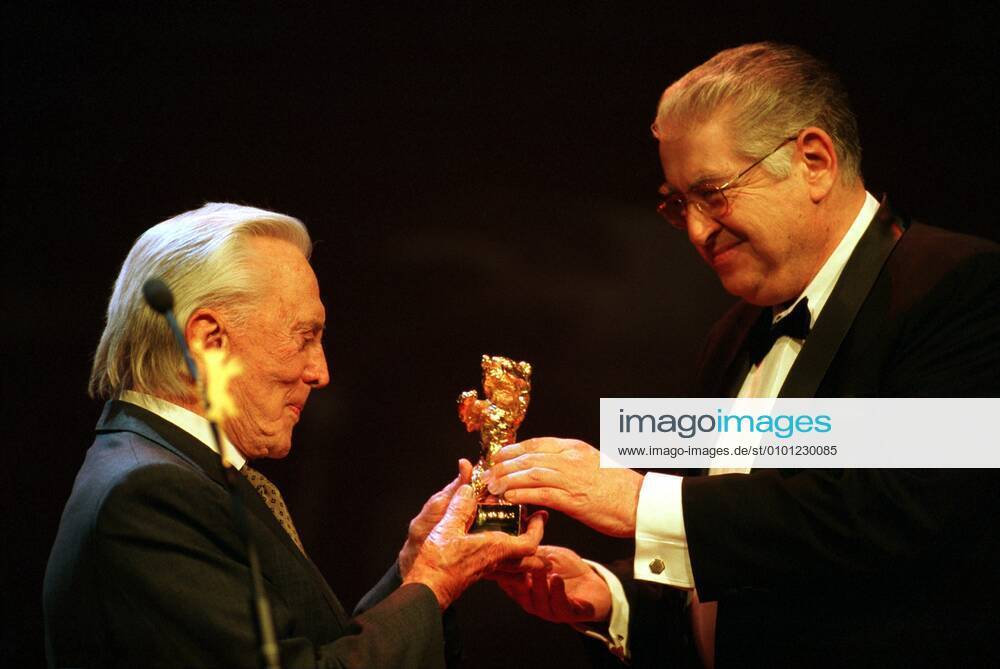 1 Berlinale Kirk Douglas receives Golden Bears of Honour for his lifes work, actor, Berlin International Film Festival, Film Festival, Homage, Award, Old Star, Hollywood Star, Movie Star, Film Actor, Hollywood Actor, Star, Legend, Portrait, Moritz de Hadeln presents the Bear, Golden Bear, Bear, Gold, Berlin Germany, Germany
