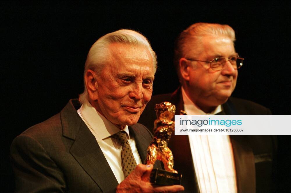 1 Berlinale Kirk Douglas receives Golden Bears of Honour for his lifes work, actor, Berlin International Film Festival, Film Festival, Homage, Award, Old Star, Hollywood Star, Movie Star, Film Actor, Hollywood Actor, Star, Legend, Portrait, next to it Moritz de Hadeln, Golden Bear, Bear, Gold, Berlin Germany, Germany