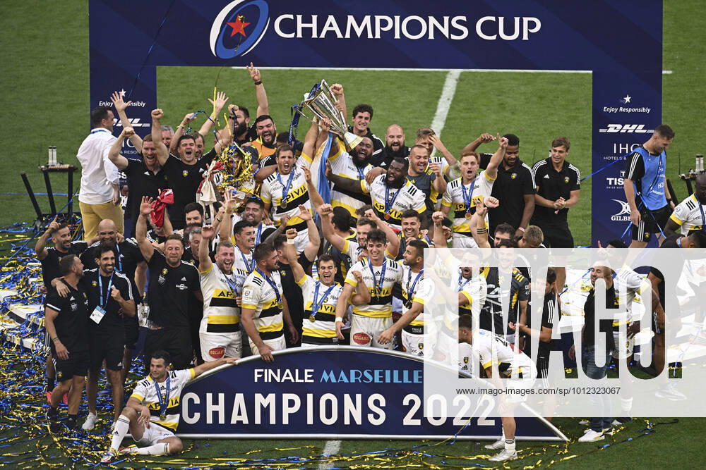KW21 Joie des joueurs du Stade Rochelais soulevant le trophee des vainqueurs Gregory Alldritt (La Rochelle) Romain Sazy (La Rochelle) RUGBY : Leinster vs La Rochelle - Finale Champions Cup - Marseille 28 05 2022 JBAutissier Panoramic