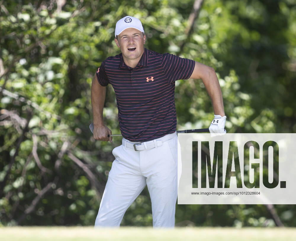 FORT WORTH, TX - MAY 28, 2022 - Jordan Spieth reacts to a chip shot on 5 during the third round of the 2022 Charles Schwab Challenge PGA, Golf Herren at Colonial Country Club in Fort Worth, Texas Fort Worth USA - ZUMAsc5_ 20220528_zaf_sc5_034