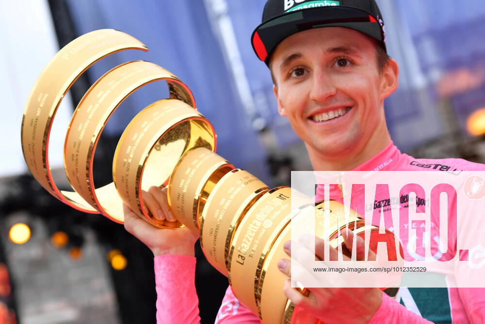 KW21 Photo Gian Mattia D Alberto LaPresse May 29, 2022 Verona, Italy Cycling Giro d Italia 2022 - 105th edition - stage 21 - Individual time trial - Verona - Verona (Cronometro delle Colline Veronesi) - In the pic: HINDLEY Jai (BORA - HANSGROHE) maglia rosa, winner with the Endless Trophy