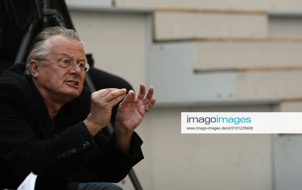 83 Frank Castorf, director gesticulating, gesticulating, Medea in the Berlin Volksbuehne, director, photo rehearsal, agora, theatre, Berlin Germany, Germany
