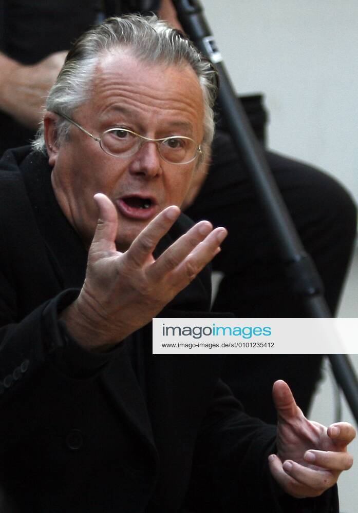 83 Frank Castorf, director gesticulating, gesticulating, Medea in the Berlin Volksbuehne, director, photo rehearsal, agora, theatre, Berlin Germany, Germany