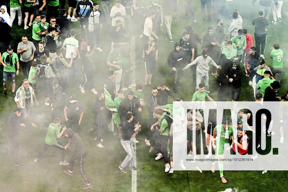 KW21 Fußball, Relegation FRA, AS St. Etienne, Platzsturm von Fans nach Abstieg Supporters de St Etienne envahissent le terrain apres la seance de tir aux buts - St Etienne est relegue en Ligue2 Harold Moukoudi (Asse) Enzo Crivelli (Asse) FOOTBALL : St Etienne vs AJ Auxerre - Match de barrage retour - 29 05 2022 JBAutissier Panoramic