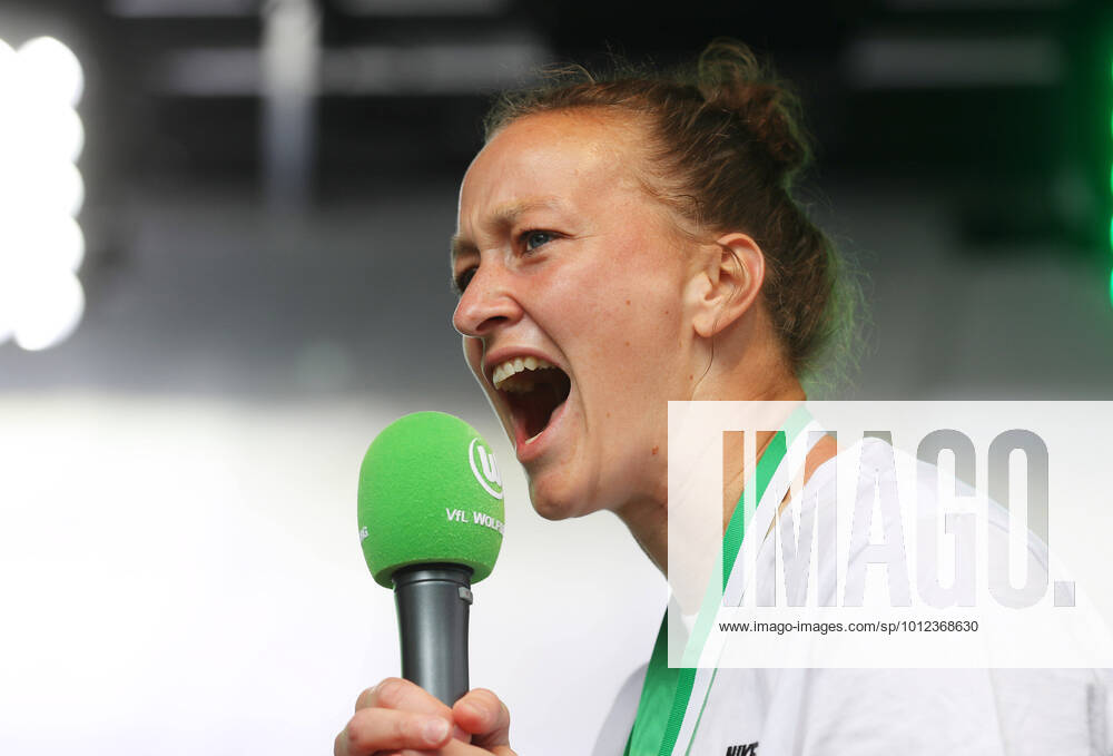 VfL Wolfsburg women, town hall reception Wolfsburg, The German womens soccer champion VfL Wolfsburg and DFB Cup winner 2022 has been received on a stage in front of the town hall in Wolfsburg on 29 05 20022 Goalkeeper Almuth Schult VfL Wolfsburg Wolfsburg