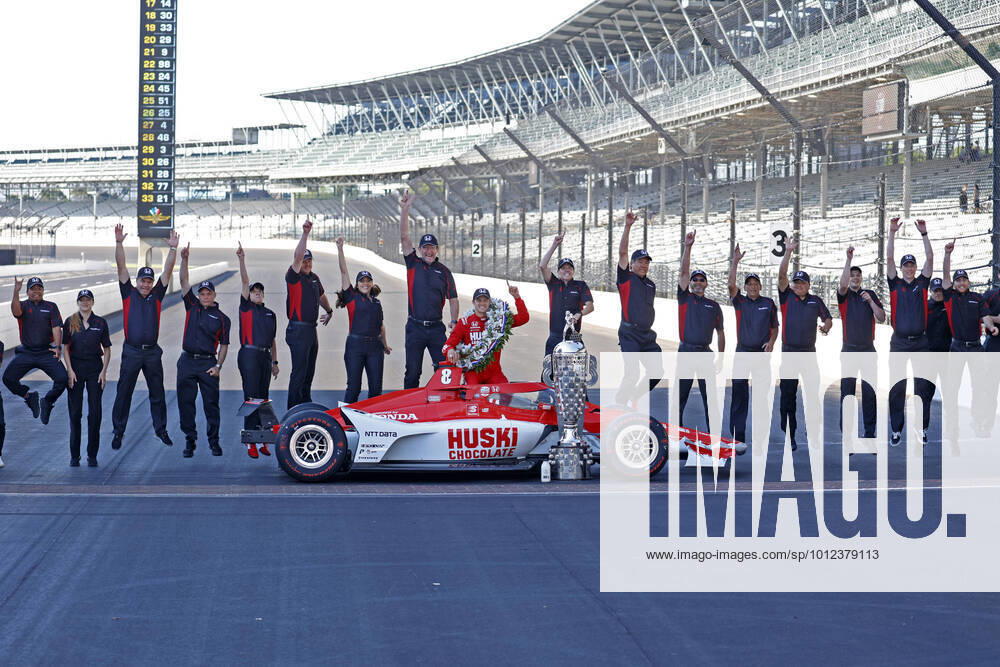 KW22 INDIANAPOLIS, IN - MAY 30: Honda Engineers celebrate with Marcus Ericsson during a photo shoot at the yard of bricks on May 30, 2022, after Ericsson won the106th running of the Indianapolis 500 at the Indianapolis Motor Speedway. (Photo by Brian Spurlock Icon Sportswire) AUTO: MAY 30 IndyCar, Indy Car, IRL, USA - The 106th Indianapolis 500 Marcus Ericsson Icon220530500048