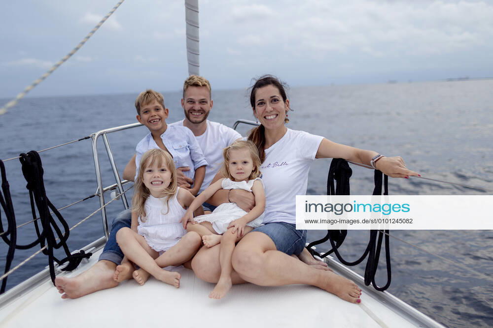 Family sitting on deck during sailing trip model released Symbolfoto GMLF00104