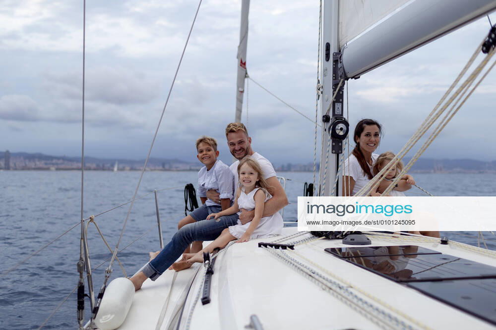 Family sitting on deck during sailing trip model released Symbolfoto GMLF00109