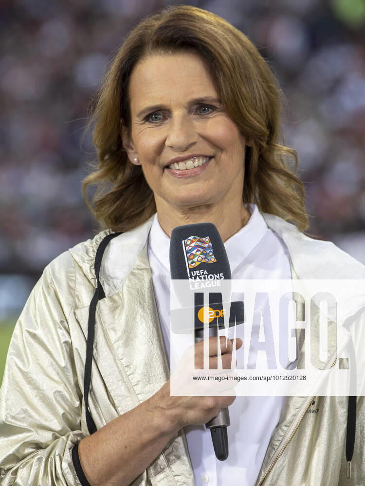 Katrin MUELLER HOHENSTEIN MÜLLER HOHENSTEIN, TV presenter football, Germany England 1 1, Laenderspiel, UEFA Nations League, 2 Spieltag, Saison 2022 2023, am 07 06 2022 in Muenchen, A L L I A N Z A R E N A, Germany DFB regulations prohibit any use of photographs as image sequences and or quasi video Â