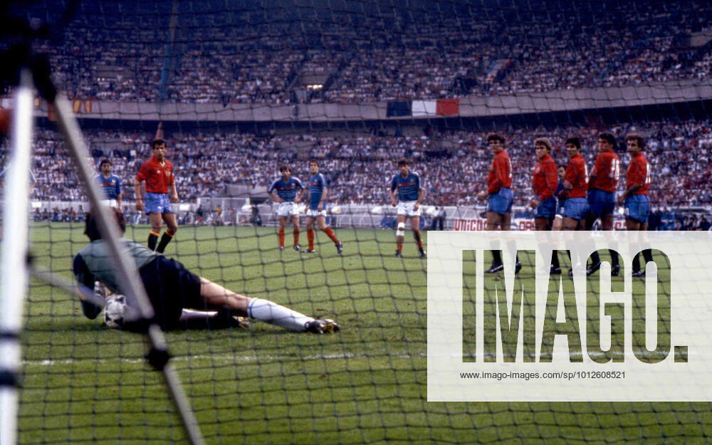 Michel PLATINI FRA, 4 v r scores with a free kick to 1 0 the ball slips under goalkeeper Luis Miguel ARCONADA ESP by European Football Championship EURO 1984 in France, final France FRA Spain ESP 2 0 , on 27 06 1984 in Paris
