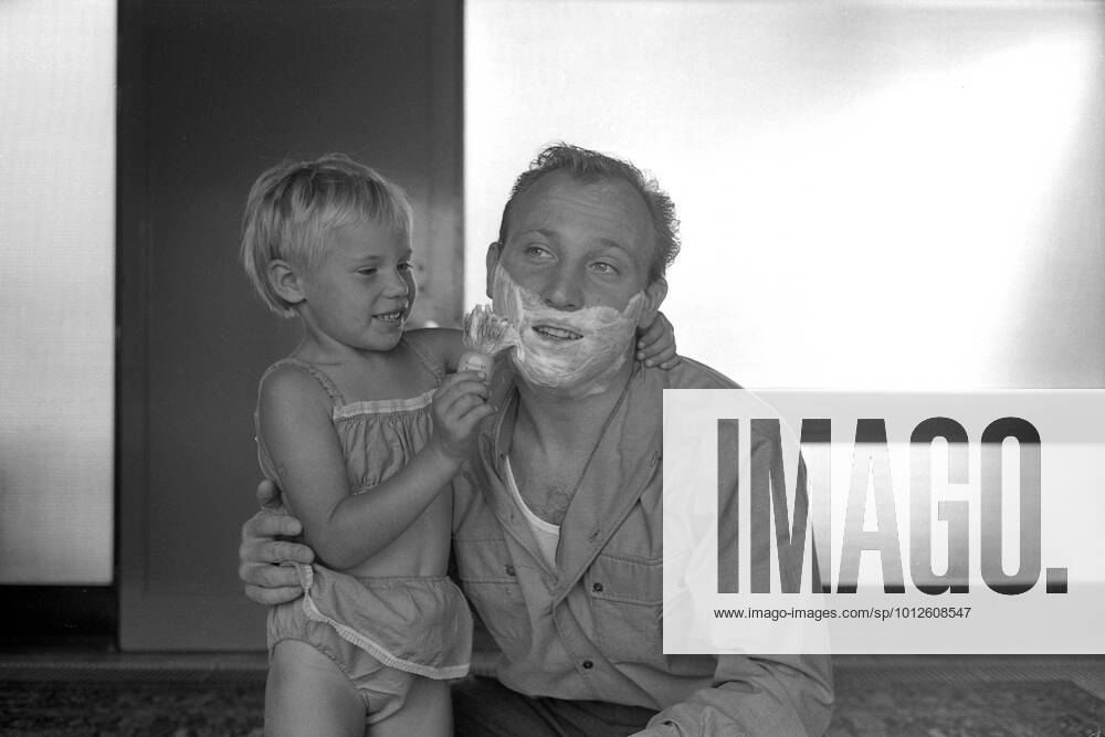 Uwe SEELER, Germany, soccer player, Hamburger SV, private, lets his daughter Kerstin lather him up with shaving cream, shaving brush, undated photo 1963,