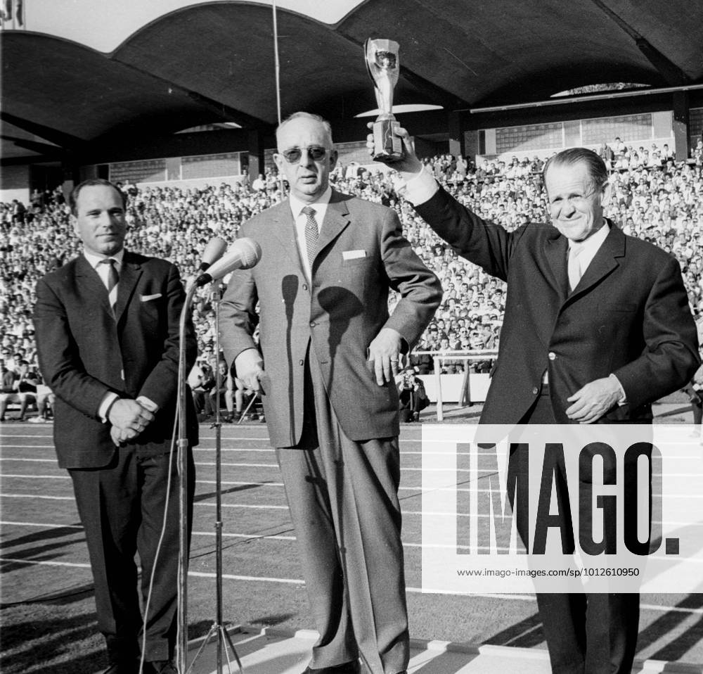 International match Germany Scotland 2 2 12 05 1964 in Hanover On the sidelines of the international match, national coach Sepp Herberger is honored on the right and bids farewell Center DFB President Dr Hermann Gösmann HM