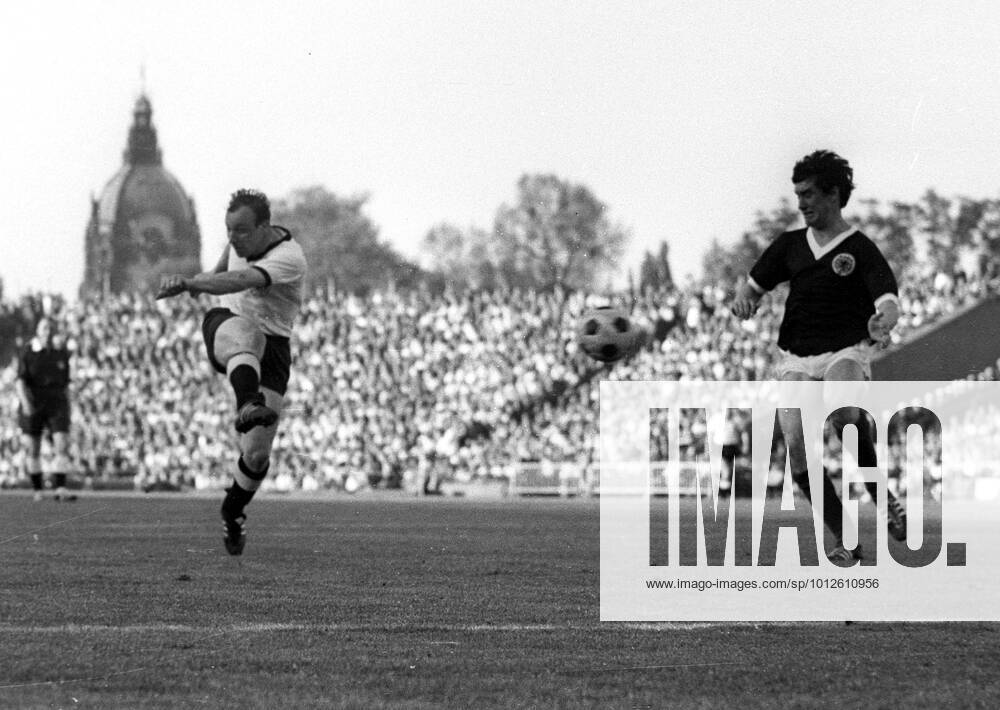 International match Germany Scotland 2 2 12 05 1964 in Hannover Uwe Seeler shoots on goal HM