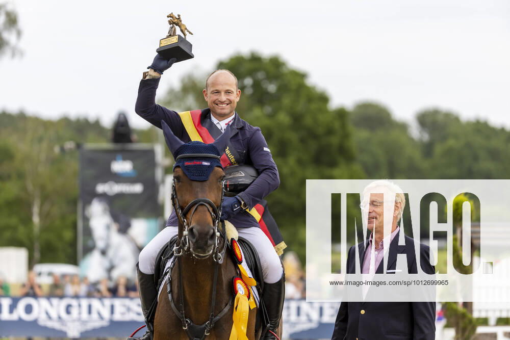LUHMÜHLEN Longines Luhmühlen Horse Trail 2022, LUHMÜHLEN Longines Luhmühlen Horse Trail 2022 JUNG Michael GER , Highlighter, SPETHMANN Michael Sponsor Prize giving ceremony CCI4 S Meßmer Trophy with German Championship Luhmühlen, Showgrounds 19 June 2022