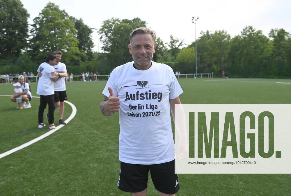 Football, Landesliga Berlin, season 2021 2022, relegation to the Berlin League second leg , Stern Britz BFC Preussen, the BFC Preussen celebrates the promotion to the Berlin League, coach Thomas Häßler BFC Preussen , 19 06 2022,