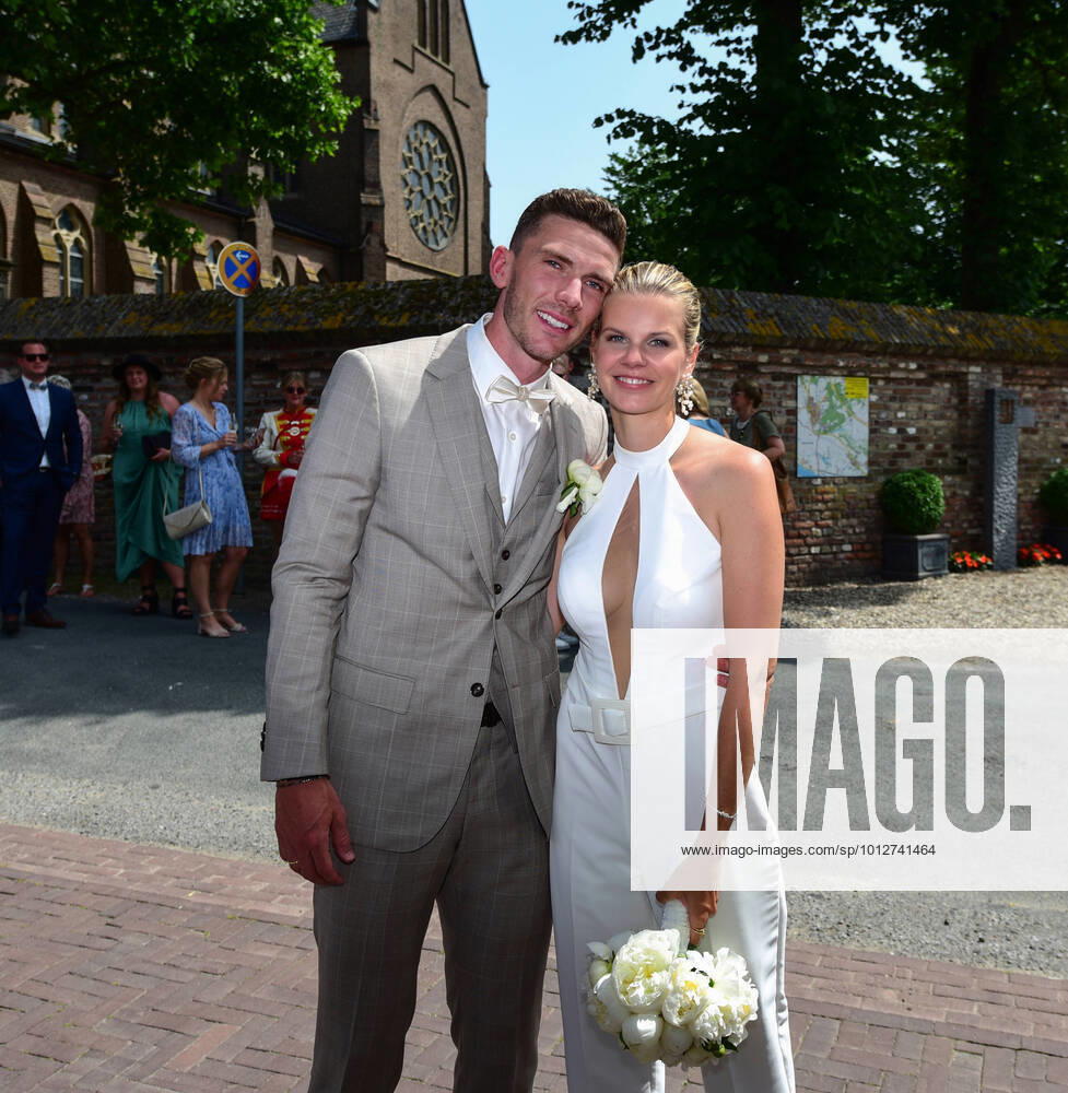 Hüthum Emmerich Gut Falkenstein National soccer player Robin Gosens marries his longtime girlfriend Rabea Böhlke Hüthum Emmerich Gut Falkenstein National soccer player Robin Gosens marries his longtime girlfriend Rabea Böhlke Robin Gosens and Rabea Böhlke know each other from their school days together and have been a couple for years Now the national soccer player from Elten made it official on Saturday and Emmerichs mayor Peter Hinze performed the ceremony of the prominent citizen of the city The couple was assisted as witnesses Vanessa Sangs and Mike Wezendonk In the garden of the family Gosens took place the small but fine celebration The day before the neighborhood had already wreathed in the traditional way Robin Gosens currently plays for Inter Milan, Emmerich North Rhine Westphalia Germany