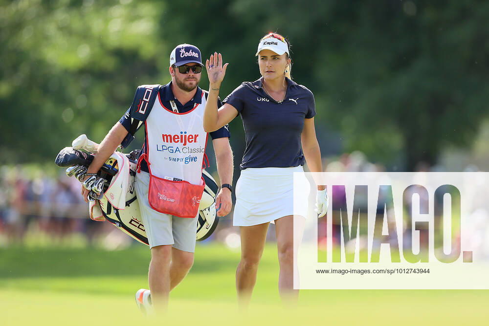 Meijer LPGA, Golf Damen Classic for Simply Give Lexi Thompson of Delray Beach, Florida greets the crowd as she walks with her caddie onto the 18th green during the final round of the Meijer LPGA Classic golf tournament at Blythefield Country Club in Belmont, MI, USA on Sunday, June 19, 2022. Belmont Michigan United States