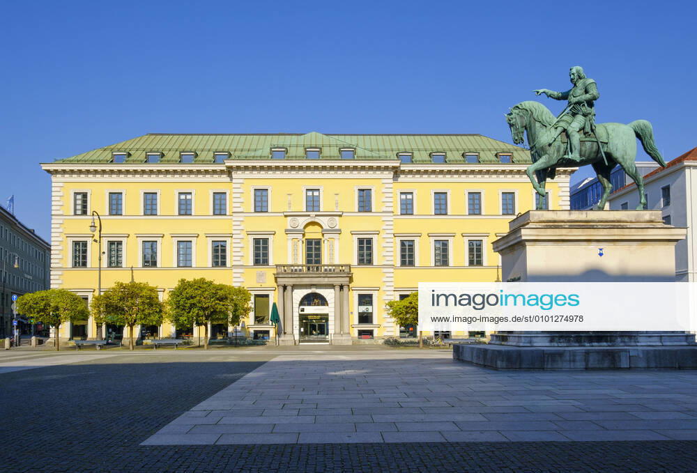 Germany, Bavaria, Munich, Palais Arco-Zinneberg and equestrian statue of Maximilian I SIEF09801