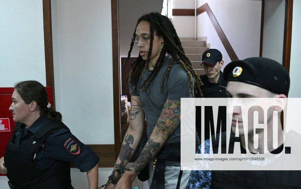 KW26 Basketball, Frauen, Brittney Griner erscheint zur Anh?rung vor Gericht in Moskau, Russland Russia US Basketball Player Trial 8225367 27.06.2022 A law enforcement officer escorted US basketball star Brittney Griner before a preliminary hearing ahead of her trial in Khimki, outside Moscow, Russia. Alexey Filippov Sputnik Khimki Moscow region Russia