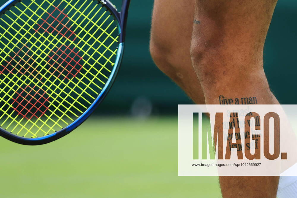 Tennis Wimbledon Tag 2 28. Juni 2022 Tennis Wimbledon Tag 2 Eine Tätowierung am Bein von Nick Kyrgios AUS während seines Herreneinzelspiels in der 1. Runde gegen Paul Jubb GBR Foto Simon Stacpoole Offside London UK