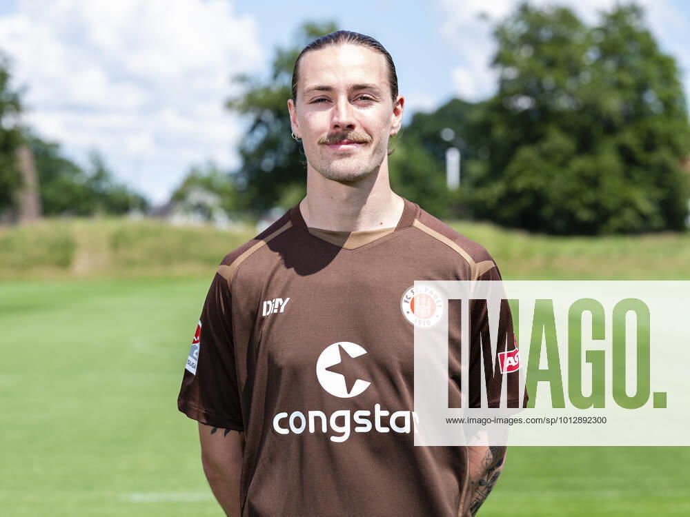Jackson Irvine St Pauli 28 06 22, Hamburg, FC St Pauli Mediaday, Football, GER, season 2022 2023, 2 Bundesliga, pre-season, team photo and portrait appointment DFL REGULATES PROHIBIT ANY USE OF PHOTOGRAPHS as IMAGE SEQUENCES and or QUASI VIDEO Â