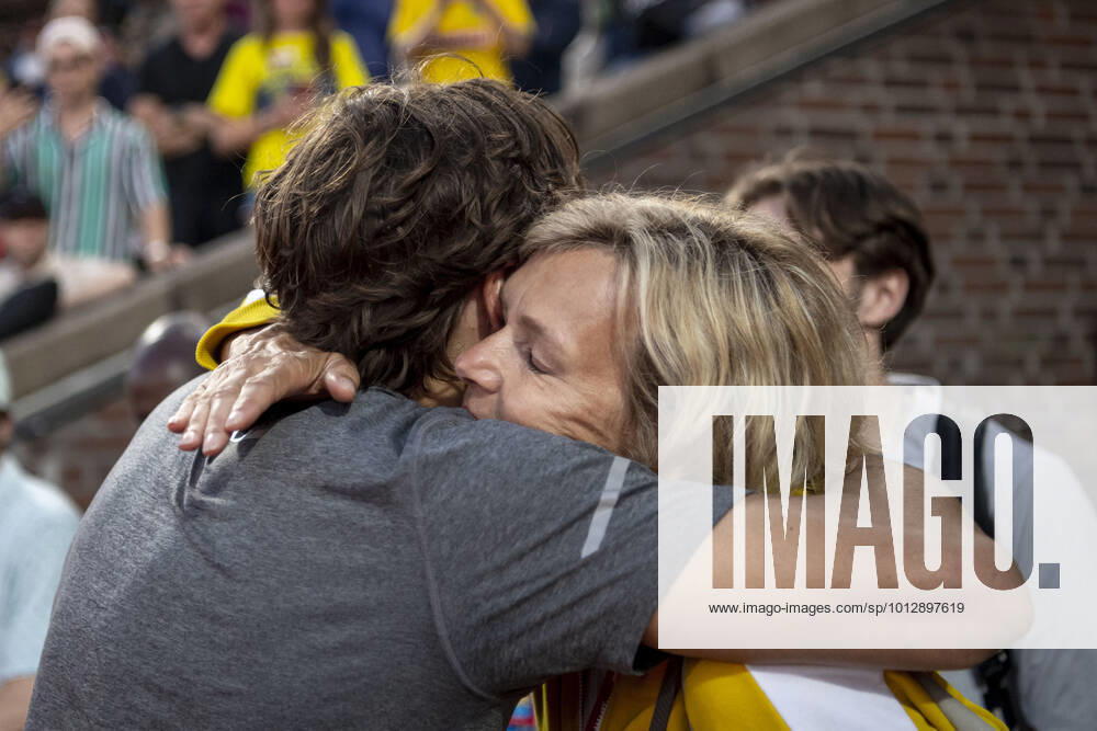 Armand Duplantis of Sweden celebrate with mother Helena Duplantis after clearing 6 16 and setting a new outdoor world record in men s pole vault during the athletics gala Bauhaus galan, Diamond League Stockholm, on June 30, 2022 in Stockholm Photo Maxim Thore BILDBYRAN kod MT MT0414 bbeng athletics friidrott friidrett iaaf diamond league bauhausgalan bauhaus galan diamond league 2022 stockholm,