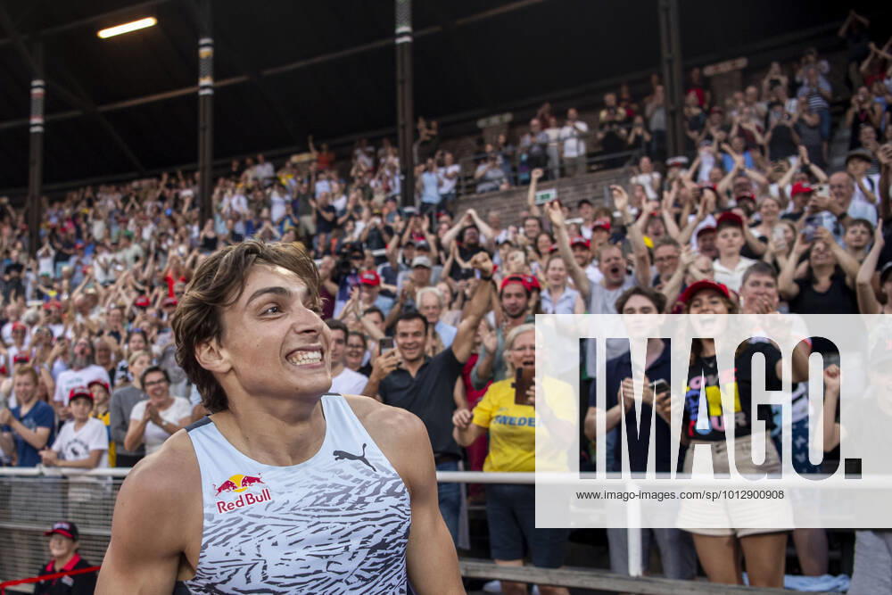 Armand Duplantis of Sweden celebrates after clearing 6 16 and setting a new outdoor world record in men s pole vault during the athletics gala Bauhaus galan, Diamond League Stockholm, on June 30, 2022 in Stockholm Photo Maxim Thore BILDBYRAN kod MT MT0414 bbeng athletics friidrott friidrett iaaf diamond league bauhausgalan bauhaus galan diamond league 2022 stockholm jubel,