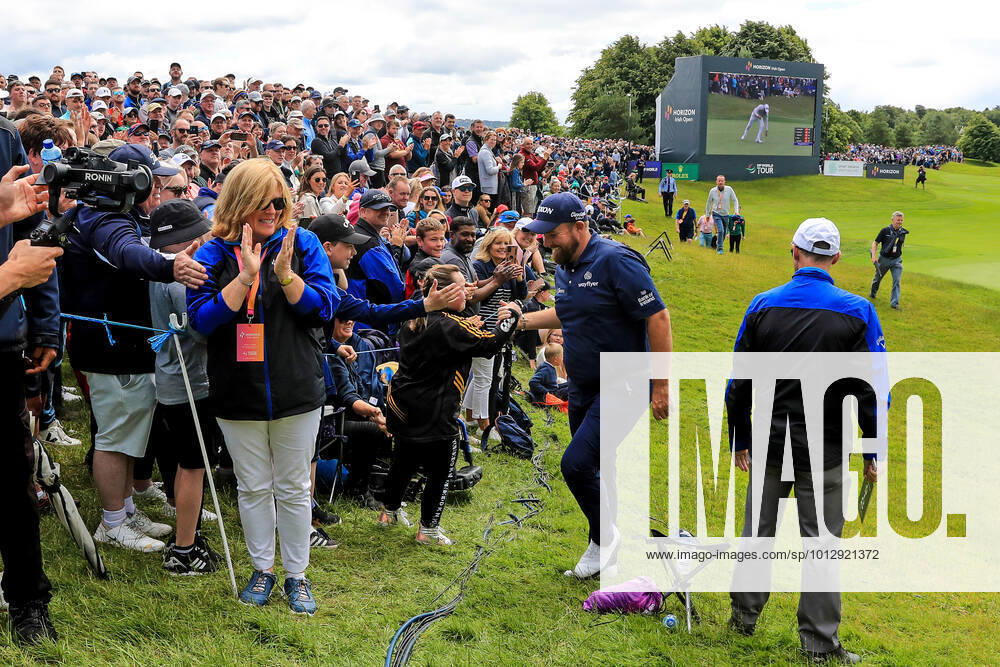 2022 Horizon Irish Open, Mount Juliet Estate, Thomastown, Kilkenny 2 7 2022 Shane Lowry high fives Jennifer Malone at the 18th green as he finishes his round Shane Lowry high fives Jennifer Malone at the 18th green as he finishes his round 2 7 2022