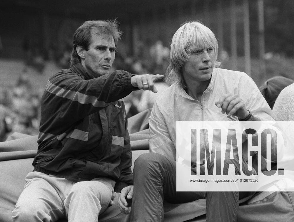 ARCHIVE PHOTO Carlo THRAENHARDT will be 65 years old on July 5, 2022, Carlo THRAENHARDT right , Germany, high jumper, high jump, talking with coach Gerd OSENBERG, sitting on a jumping mat, at the German Team Championships in Athletics, 11 06 1988, SW photo