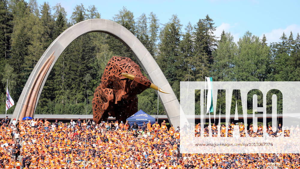 FORMULA 1 - GP of Austria 2022 SPIELBERG,AUSTRIA,09.JUL.22 - MOTORSPORTS, FORMULA 1 - Grand Prix of Austria, Red Bull Ring, sprint race. Image shows fans and a sculpture of a bull. GEPAxpictures Buehner