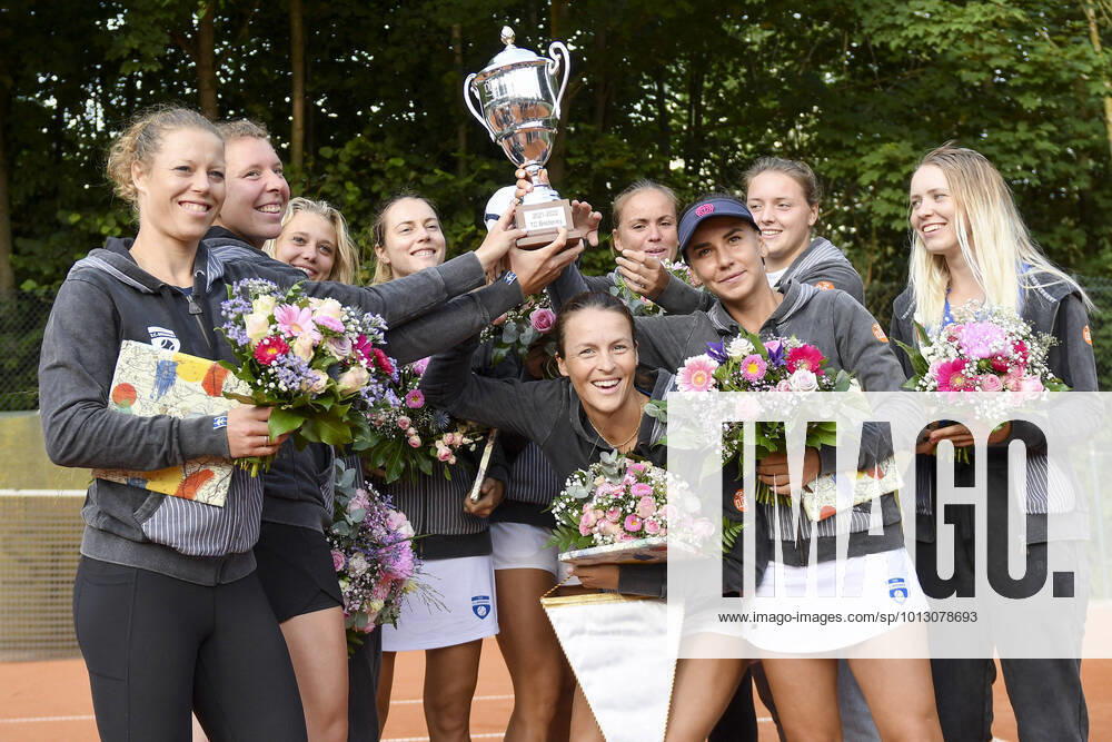 German team champion in tennis, the ladies team of TC Bredeney 1, with Tatjana Maria GER in the middle and Jule Niemeier GER TC Bredeney 2 top right 09 07 2022 ¢ Tennis ¢ 1 Bundesliga Damen ¢ TC Bredeney 1 vs TK BW Aachen 1 , Tennisclub Bredeney, Essen,