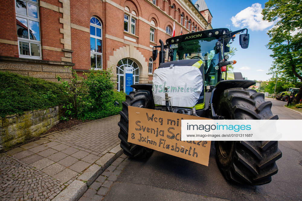 , Thuringian farmers demonstrate in Erfurt In the picture Thuringian farmers follow the call of the LsV and present Georg Maier to the SPD, 53 , Thuringian Minister of the Interior and Municipalities and Treasurer on the Thuringian State Executive of the SPD