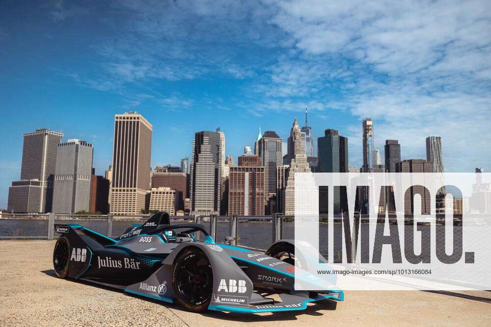 Bilder des Jahres 2022, Sport 07 Juli Landscape of New York with the Formula E show car during the 2022 New York City ePrix, 8th meeting of the 2021-22 ABB FIA Formula E World Championship, WM, Weltmeisterschaft on the Brooklyn Street Circuit from July 14 to 17, in New York, United States of America - AUTO - 2022 FORMULA E NEW YORK CITY ePRIX DPPI Panoramic 03422009_GH_118