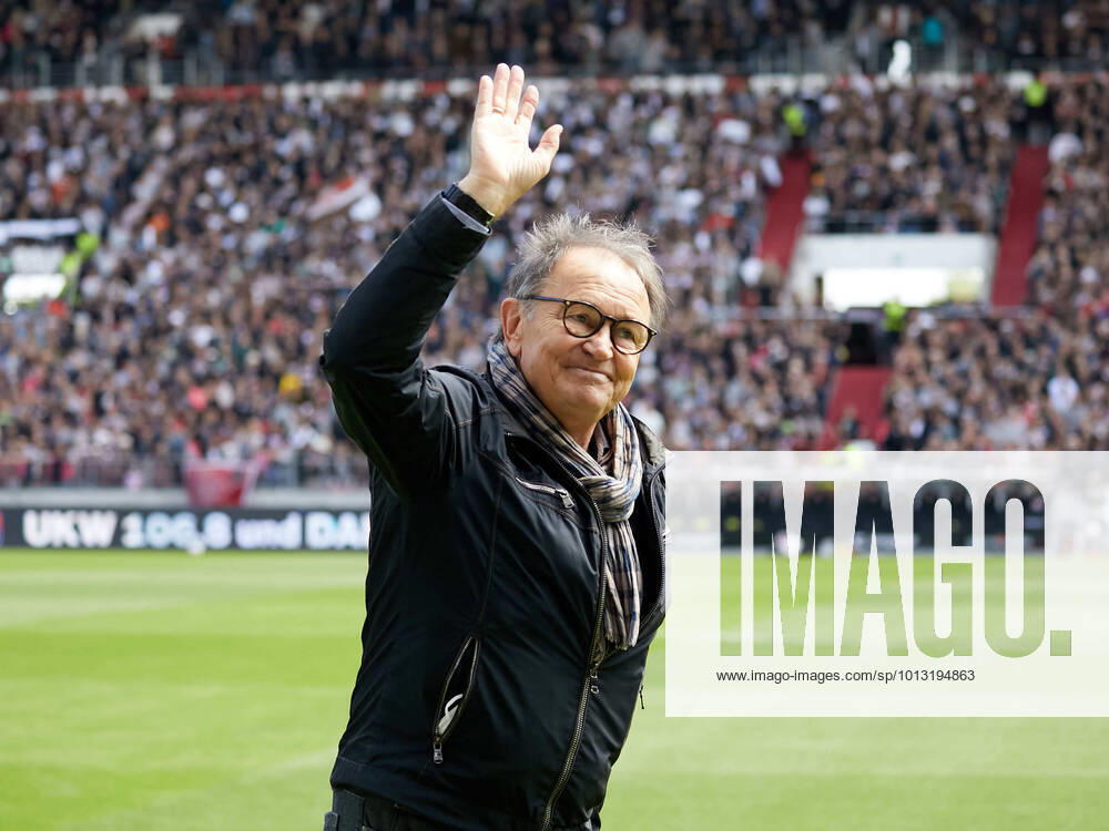 Farewell to Ewald Lienen as employee at St Pauli The technical director leaves the club after many years FC St Pauli vs 1 FC Nuernberg 2 Bundesliga, Hamburg, Millerntor Stadion, season 2022 2023, 1 matchday, 16 07 2022 DFL REGULATES PROHIBIT ANY USE OF PHOTOGRAPHS AS IMAGE SEQUENCES AND OR QUASI VIDEO Foto EIBNER Stephanie Zerbe FC St Pauli vs 1 FC Nuernberg 2 Bundesliga, Hamburg, Spielzeit 2022 2023, 1 Spieltag, 16 07 2022 Hamburg
