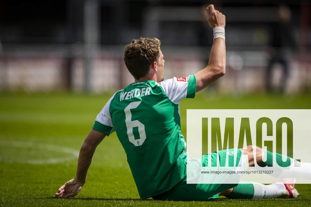 NLD, 1 FBL, FSP, Werder Bremen vs Twente Enschede 16 07 2022, training ground at Fanny Blankers Koen Stadion, Hengelo, NLD, 1 FBL, FSP, Werder Bremen vs Twente Enschede in picture facial expression, gestures, emotion, Jens Stage Werder Bremen 06 demands yellow card warning after foul play on him, nordphotoxGmbHx xRauch nph00251