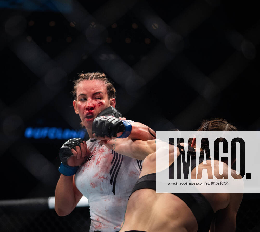 Bilder des Jahres 2022, Sport 07 Juli July 16, 2022, Elmont, NY, US: Miesha Tateâ€⠢s face busted open during her flyweight bout against Lauren Murphy in the UBS Arena in Long Island NY Elmont US - ZUMAp172 20220716_zsp_p172_001