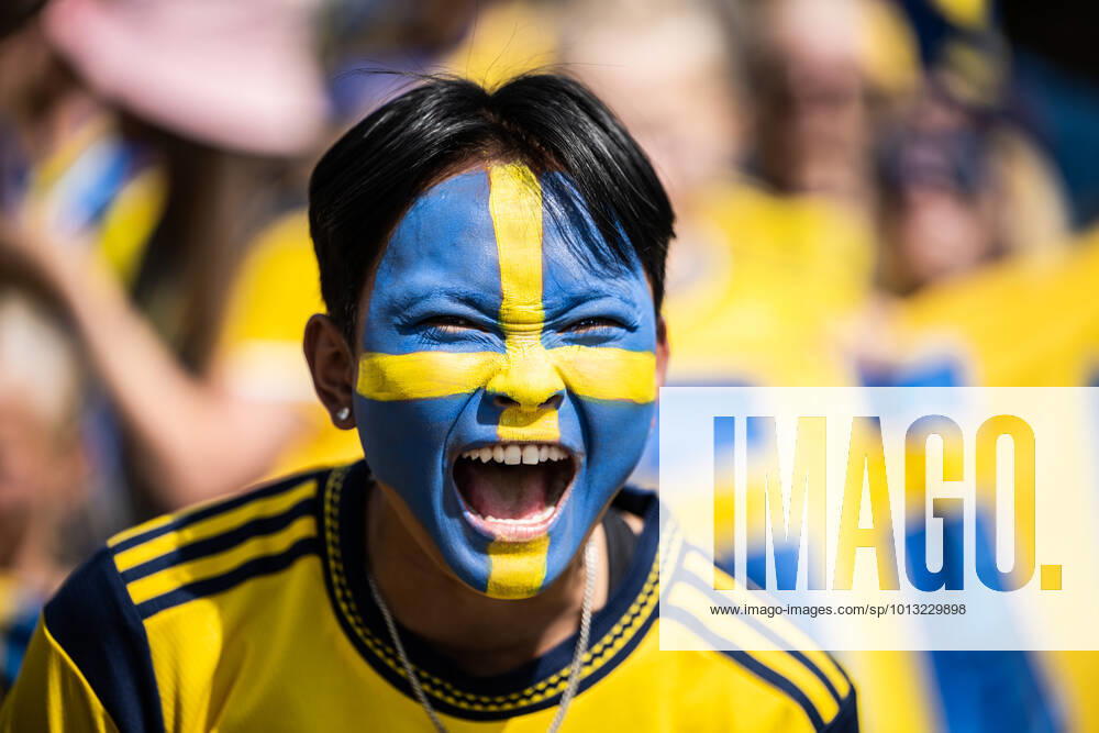 Fans of Sweden ahead of the UEFA Women s Euro 2022 group stage match between Sweden and Portugal on July 17, 2022 in Leigh Photo Ludvig Thunman BILDBYRAN kod LT LT0377 fotboll football soccer fotball fotbolls em europamästerskap em uefa womens euro sverige sweden portugal dam bbeng landskamp audience,