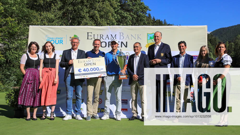 GOLF - EURAM Bank Open 2022 RAMSAU,AUSTRIA,17.JUL.22 - GOLF - Challenge Tour, EURAM Bank Open 2022, GC Adamstal. Image shows Manfred Huber (EURAM Bank), sports councilor Jochen Danninger (NOE), Marc Hammer (GER), president Franz Wittmann (GC Admastal), Franz Witt Doering (OEGV), tournament director Federico Paez Weinbaum and women. Keywords: trophy. GEPAxpictures Buehner